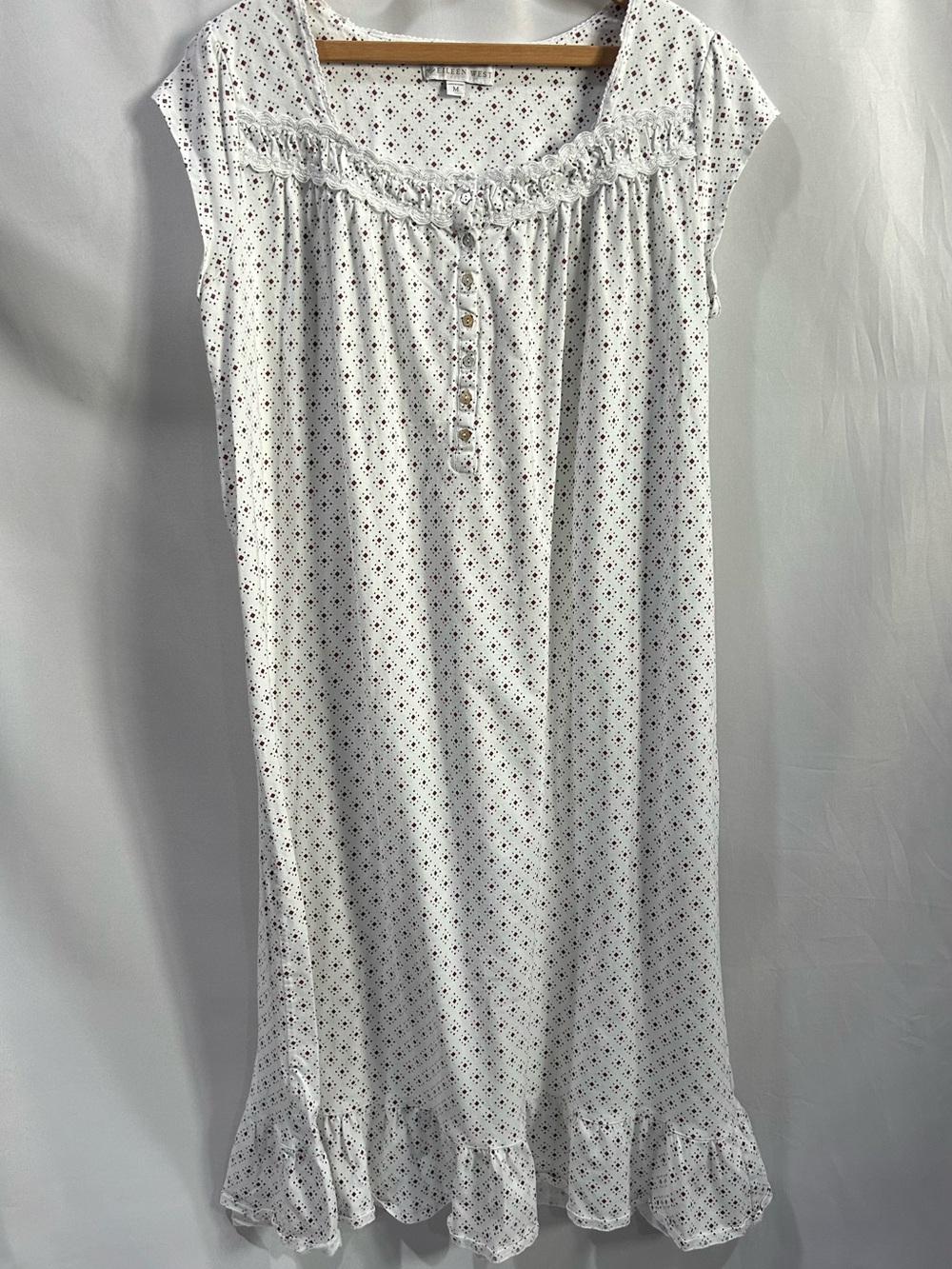EUC Eileen West White Geometric Pattern Cap-Sleeve Nightgown with Ruffle Hem